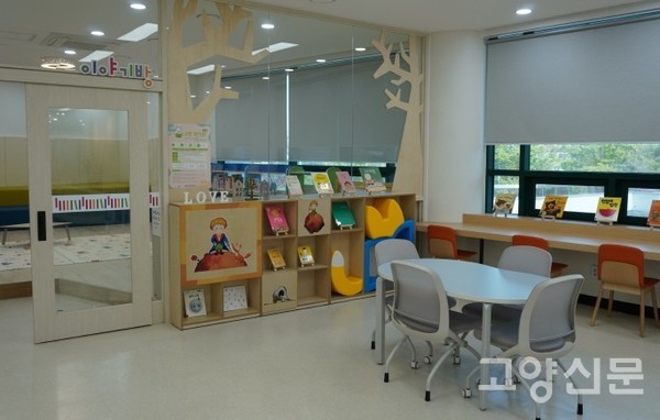 어린이자료실 안쪽에 마련된 이야기방 입구.