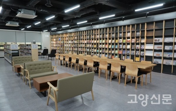 세대가 어우러질 수 있도록 공간을 구성한 정기간행물실.