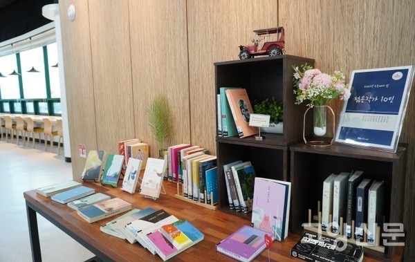 도서관 곳곳에는 참신하고 멋진 북큐레이션 코너가 마련돼 있다. 