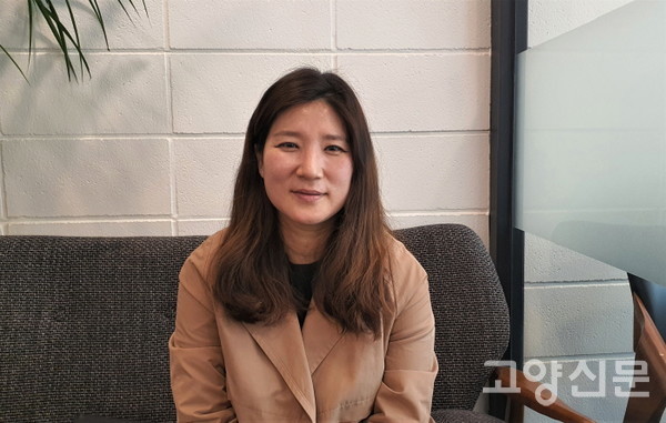 '행복한 순간'이라는 제목으로 전시를 열고 있는 임미경 화가.