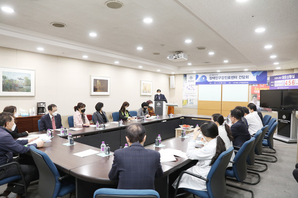 명지병원에서 21일 장애인 관련단체 대표와 지역주민 등이 참석한 가운데 경기북부 장애인구강진료센터 건립을 위한 간담회가 열렸다. 