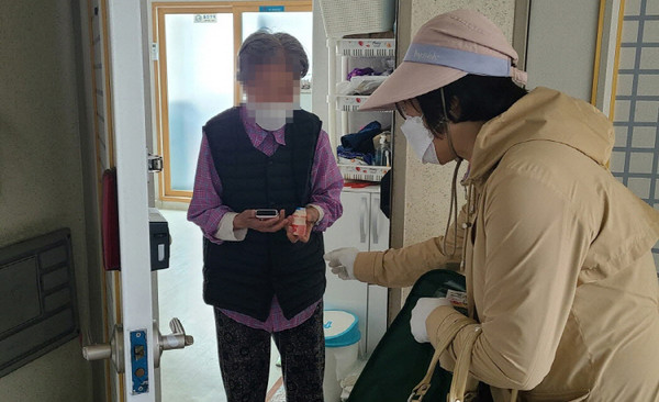 성사2동이 지역의 저소득 어르신들을 대상으로 야쿠르트 배달사업을 진행하고 있다.