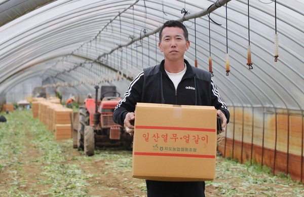 새벽5시에 일어나 일하는 분들을 데려다주고 밭에 물도 주고 농업경영인 지도지구회장으로 바삐 움직인다.