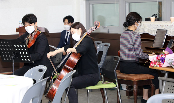 식전 공연으로 김진탁 비올라·바이올리니스트의 공연이 펼쳐졌다.