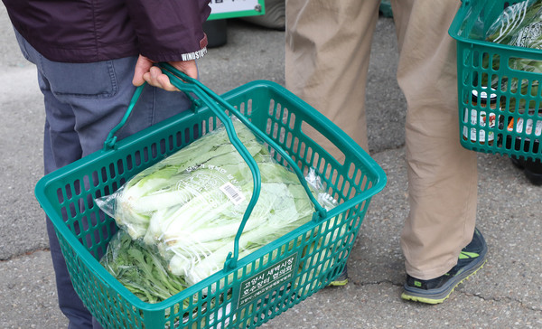 로컬푸드를 구매하고 대기 중인 시민. 
