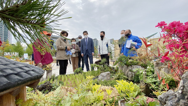 이재준 고양시장이 꽃전시와 관련해 힐링가든을 둘러보고 있다.