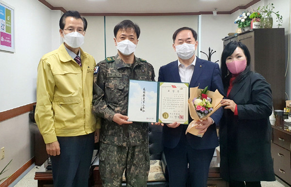 송산동 방위협의회가 다방면으로 예비전력 증강에 기여해 제1군단장 표창을 수여했다.