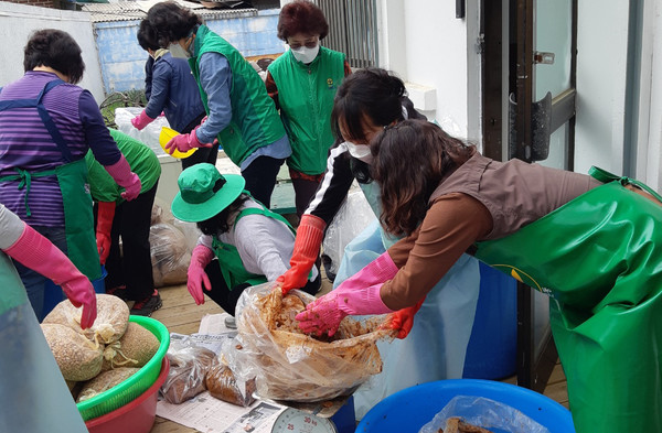  홀몸어르신 평생돌보미 ‘은빛 사랑의 장 나누기’를 추진하고 있는 고양시새마을부녀회
