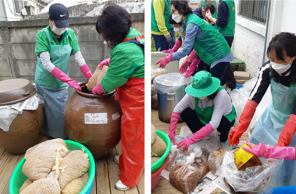 장담그기를 하고 있는 고양시새마을부녀회