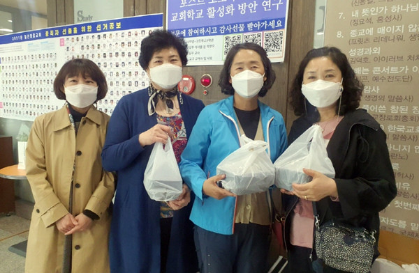 2005년부터 16년간 선행을 펼쳐온 중산동 일산장로교회 관계자들이 반찬나눔에 앞서 자리했다.