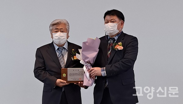 임형성 한국환경운동본부 신임 총재(오른쪽)와 이임하는 양광선 전임 총재.