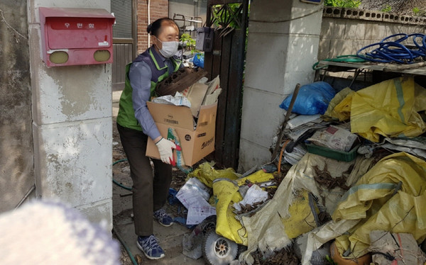 고봉동 지역사회보장협의체와 지역 단체들이 저소득 장애인가구의 집수리와 봉사를 진행했다.