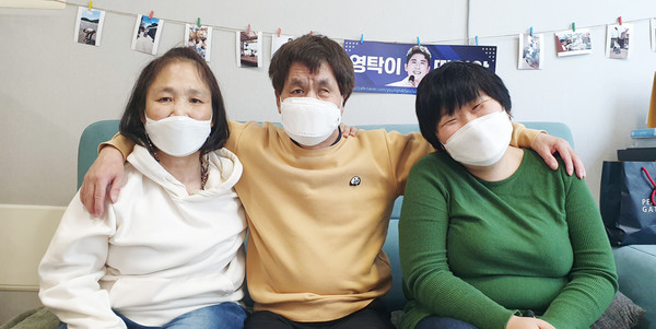 (사진 왼쪽부터)김미화·김쌤 부부와 정근영씨는 일산장애인자립생활센터 체험홈에서 누군가로부터 주어지는 것이 아니라 자신이 스스로 선택할 수 있는 평범한 ‘시민’으로서의 삶을 준비하고 있다. 