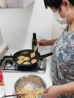요리를 하고 있는 정근영씨
