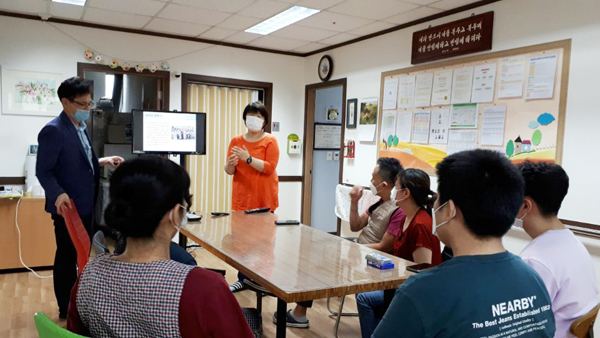 정근영씨(사진 가운데)는 "본인 자신이 장애를 가지고 있으면서도 정작 자신도 장애인에 대해 잘 이해하지 못했었다"며 "그런데 장애인 인권보조강사 일을 하면서 조금씩 이해할 수 있게 됐고, 앞으로 다른 사람들에게 장애인에 대해서 이해할 수 있도록 돕는 역할을 하고 싶다"고 말했다.