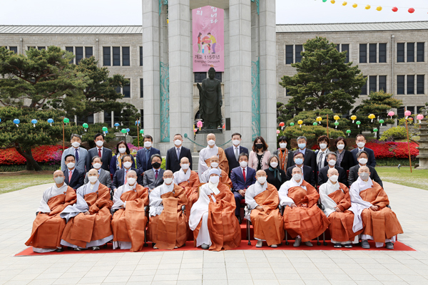 동국대학교 건학위원회 위원장 자승스님(앞줄 왼쪽에서 5번째)을 포함한 관계자들이 발족식 후 기념촬영을 하고 있다.