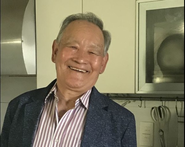 광현 어르신은 30년 전 아내를 떠나보내야 했다. 아내는 수술을 다섯 번이나 했지만 아무것도 좋아지지 않은 채 떠났다. 어르신은 그 뒤로 병원에도 안 가고, 약도 안 먹는다. 아내가 떠난 즈음에 중풍이 왔는데도 진단만 받고 바로 병원에서 나왔다. 나온 날로 혼자 매일매일 쑥뜸을 뜨고 운동을 하며 한 달 보름 만에 자유롭게 몸을 움직일 수 있게 됐다. 어르신의 최고 보약은 마늘이다. 하루 10통 씩 5분정도 전자레인지에 익힌 후 드신다고 한다. 어르신은 우리 전통 음식이 약이라고 말한다.