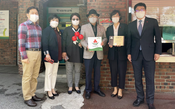 5월 3일 진행된 가입식에서 한명걸 회장(오른쪽에서 세 번째)과 권인욱 경기사랑의열매 부회장, 강주현 경기북부 사랑의열매 본부장 등이 기념촬영을 하고 있다.