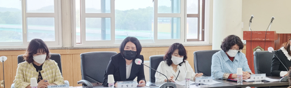 문영순 통합고양시어린이집연합회장(사진 왼쪽에서 두 번쨰)과 임직원들은 간담회에서 보육현장의 다양한 목소리를 전달했다.   