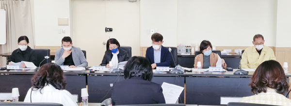  (사진 왼쪽부터) 엄성은, 양훈, 김보경, 정봉식, 김덕심, 김완규 고양시의원들이 간담회에서 통합고양시어린이집연합회 임직원들의 의견을 듣고있다.  