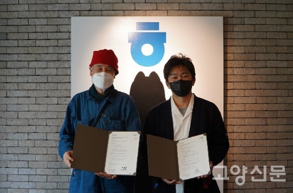 한국영화미술감독조합 김민오 대표(오른쪽)와 파주타이포그라피배곳 안상수 날개.