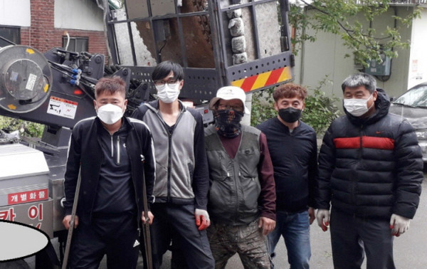 지역의 어려운 가정에 선뜻 집수리를 후원한 '드림스카이'와 관계자들.