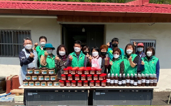 효자동 새마을부녀회가 저소득층 어르신과 이웃을 위해 사랑의 전통장을 전달했다.