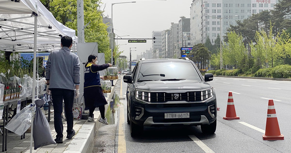 꽃을 구매한 고객에게 비대면으로 꽃을 전달하는 플라워마켓 관계자.