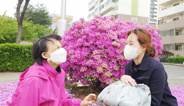 박미경 어르신과 이혜미 사회복지사는 ‘내가 만드는 반찬’ 재료를 마지막으로 전하는 날 아파트 앞에서 아쉬움을 달래며 이야기꽃을 피웠다.