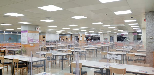 코로나로 인해 이용이 중단된 복지관 식당은 하루 2000명의 어르신들이 매일 식사를 하던 곳이었다. 