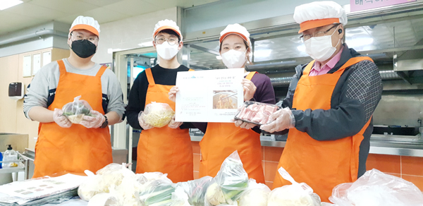 (사진 왼쪽부터)윤영채·박상범 사회복무요원, 이혜미 복지사, 목경찬 셔틀버스 기사는 어르신들에게 전할 삼겹살 모듬 캠핑구이와 콩나물 파채무침 재료를 일일이 소분했다.