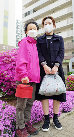 박미경 어르신과 이혜미 사회복지사