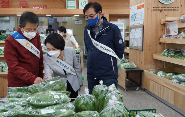 김진의 조합장(완쪽)이 일일판매원인 홍정민 의원(가운데)과 로컬푸드에 대해 이야기 하고 있다.
