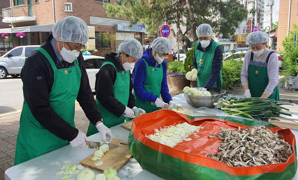 반찬을 만들기 위해  여러 관계자들도 동참했다.