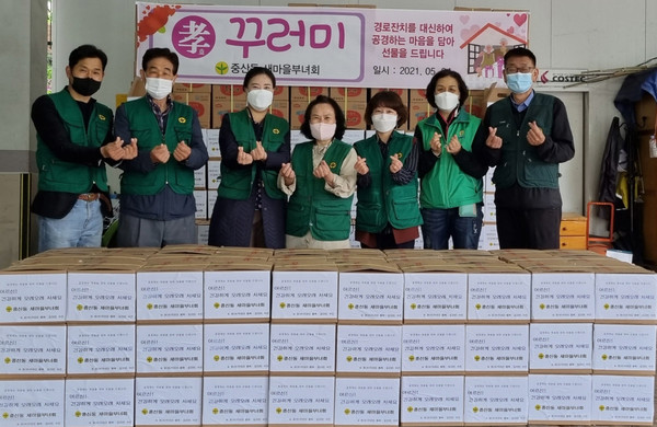 중산동 새마을부녀회가 통장협의회와 함께 지역의 독거어르신들을 위한 나눔을 실천하고 있다.