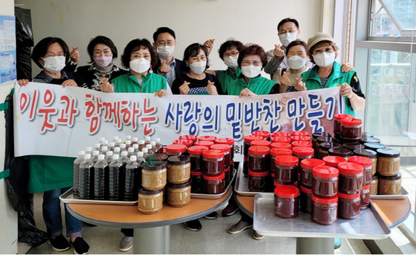 능곡동 새마을부녀회가 준비한 ‘사랑의 장 꾸러미’. 능곡동 지역사회보장협의체 위원들과 힘을 모아 지역의 저소득 독거노인 등 60가정에 전달했다. 