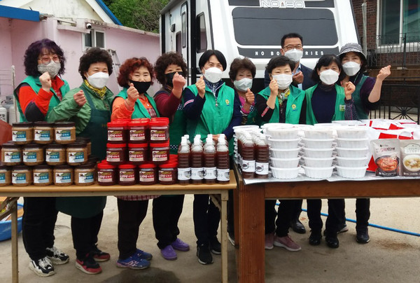 은빛 사랑의 장 나누기에 동참한 고양동 새마을부녀회와 지역 관계자들.