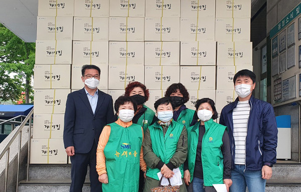 ‘효(孝) 꾸러미 전달을 위해 고양동 새마을부녀회 · 통장협의회가 나란히 자리했다.