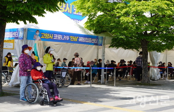 지루하게 순서를 기다리다 뜻밖의 음악선물을 받은 백신접종 대기자들. 