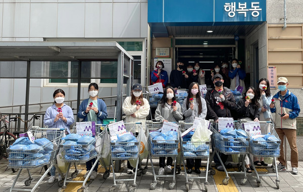 문촌7종합사회복지관 이 지역의 어르신들에게 카네이션을 달아드리고  맛있는 도시락도 전달했다.