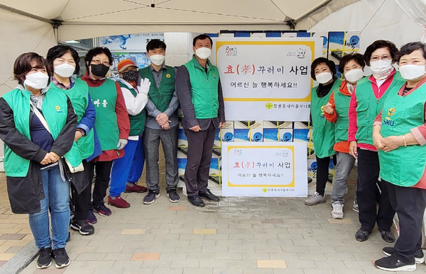 건강식품인 김 세트로 꾸러미를 창릉동 부녀회원과 통장들이 직접 방문‧전달하고 어르신들의 안부도 물었다.