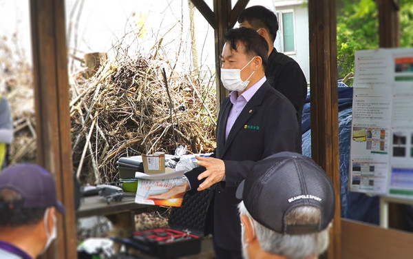 임용식 송포농협 조합장이 "송포농협 조합원과 지역 농업인을 위해 선진 농법 도입과 시연 등의 노력으로 농산물 생산에 도움이 될수 있도록 그 노력을 아끼지 않겠다"고 말했다.