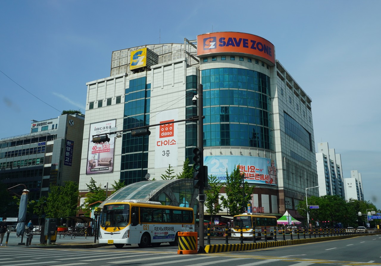 1999년 입점한 이후 지역상권의 한 축을 담당했던 세이브존 내부에서 갈등이 빚어지고 있다. 유통업 경쟁심화, 코로나19 등으로 영업실적이 떨어지자 세이브존은 임대료 50% 인하를 요구하고 있다. 이에 구분소유주들은 절충안을 내놓았지만 세이브존이 기존 입장을 고수하고 있어 구분소유주와 세이브존 사이에는 평행선이 그어지고 있다.