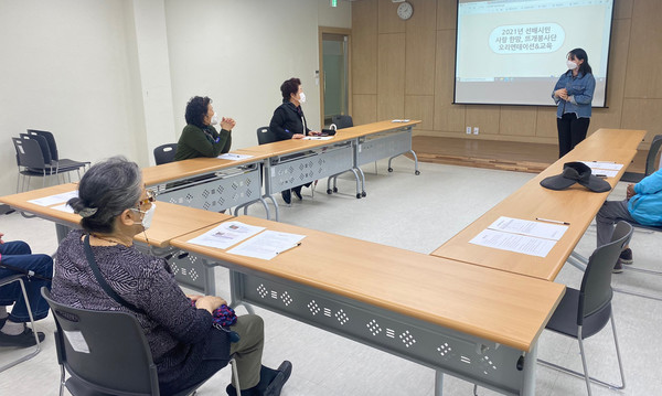 일산노인종합복지관이  '사랑 한 땀, 뜨개봉사단’의 오리엔테이션과 교육을 가졌다.