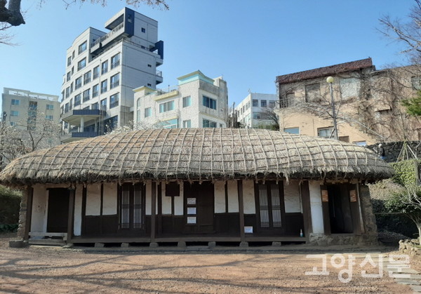 서귀포 올레길에서 만난는 이중섭 거주지. 이중섭 네 식구는 1951년 1월부터 이곳 단칸방에 살았다. [사진=김윤용]