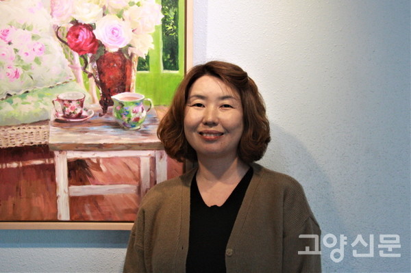 덕양구청 꿈갤러리에서 전시를 열고 있는 이태경 작가.