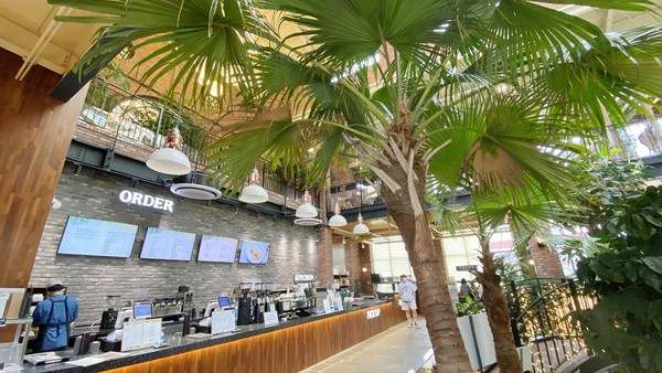 직원들은 정기교육으로 변화하는 소비 트렌드와 서비스 마인드를 습득하고 고객들에게 친절하게 제공한다.