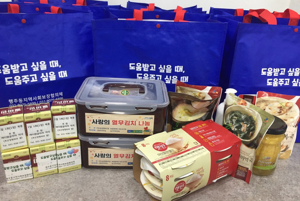 행주동 지역사회보장협의체와 행주동 행복파랑새단이 식료품 등 생필품을 전달하며 대상자와 봉사자 간 유대를 쌓아 지역사회 내 복지 안전망을 구축하는 사업을 펼치고 있다. 