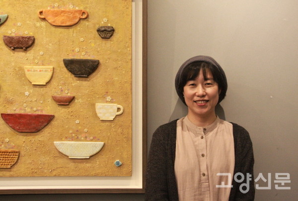 도자기와 물고기를 표현한 작품으로 소망과 위로를 전하는 변진미 작가. 