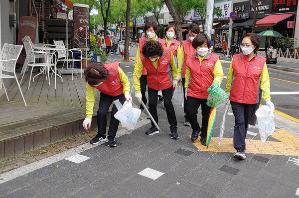 마을청소를 하고 있는 한국마사회 일산지사 클린데이 봉사자들.